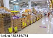 Interior of the retail discounter Svetofor (2019 год). Редакционное фото, фотограф FotograFF / Фотобанк Лори