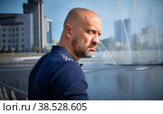 Мужчина у фонтана (2020 год). Редакционное фото, фотограф Виталий Михайлюк / Фотобанк Лори