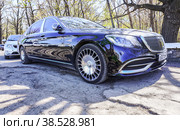 Mercedes-Benz Maybach standing at the city street (2022 год). Редакционное фото, фотограф FotograFF / Фотобанк Лори