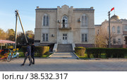Министерство культуры (ранее Совнарком, построен в 1925-1928 годах, архитектор Зенков). Улица Пушкина, 78. Бишкек. Киргизия (2022 год). Редакционное фото, фотограф lana1501 / Фотобанк Лори