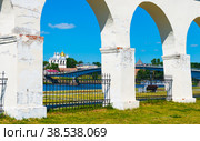 Аркада Гостиного двора. Вид на Новгородский детинец (Новгородский кремль) и реку Волхов в солнечный день летом. Великий Новгород. Россия (2022 год). Редакционное фото, фотограф E. O. / Фотобанк Лори
