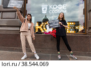 Россия. Санкт-Петербург. Промоутеры рекламируют прогулки по крышам. Туристический бизнес. Russia. Saint-Petersburg. Promoters advertise rooftop walks. Tourism business. (2021 год). Редакционное фото, фотограф Алексей Смышляев / Фотобанк Лори