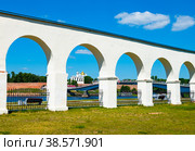 Аркада Гостиного двора. Вид на Новгородский детинец (Новгородский кремль). Лето. Великий Новгород. Россия (2022 год). Редакционное фото, фотограф E. O. / Фотобанк Лори