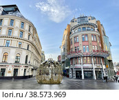 Отель The St.Regis Moscow Nikolskaya и торговый центр Наутилус со стороны Новой площади. Россия, город Москва (2022 год). Редакционное фото, фотограф Овчинникова Ирина / Фотобанк Лори
