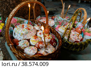 Россия. Санкт-Петербург. Религиозный праздник Пасха. Освящение куличей в церкви. Russia. Saint-Petersburg. The religious holiday of Easter. Consecration of cakes in the church. Стоковое фото, фотограф Алексей Смышляев / Фотобанк Лори