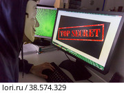 Россия. Санкт-Петербург. Имитация хакера за работой. Информационная и компьютерная безопасность. Russia. Saint-Petersburg. Imitation of a hacker at work. Information and computer security. (2018 год). Редакционное фото, фотограф Алексей Смышляев / Фотобанк Лори