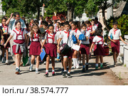 Куба. Гавана. Кубинские школьники. Дети в пионерских галстуках. Cuba. Havana. Cuban schoolchildren. Children in pioneer ties. (2014 год). Редакционное фото, фотограф Алексей Смышляев / Фотобанк Лори