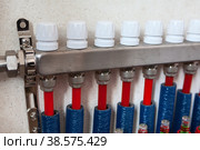 Коллектор обратной подачи теплоносителя с контурами из PEX трубы, водяной теплый пол. Стоковое фото, фотограф Кекяляйнен Андрей / Фотобанк Лори
