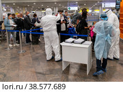 Россия. Москва. Проверка пассажиров в аэропорту в связи с пандемией COVID-19 (коронавируса). Russia. Moscow. Checking passengers at the airport in connection with the COVID-19 (coronavirus) pandemic. (2020 год). Редакционное фото, фотограф Алексей Смышляев / Фотобанк Лори