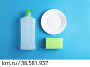 Kitchen flat lay with clean glass plate and dish washing supplies on blue background. Стоковое фото, фотограф Юлия Трикашная / Фотобанк Лори