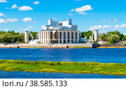 Вид на здание Новгородского академического театра драмы имени Ф. М. Достоевского со стороны реки Волхов. Лето, солнечный день. Великий Новгород. Россия (2022 год). Редакционное фото, фотограф E. O. / Фотобанк Лори