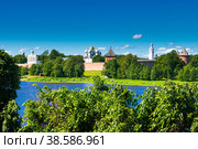 Красивый вид на Новгородский кремль (Новгородский детинец) со стороны реки Волхов. Летний солнечный день. Великий Новгород. Россия (2022 год). Стоковое фото, фотограф E. O. / Фотобанк Лори