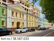 Reconstructed 19th-century urban estates near the Onegin residential complex on Malaya Polyanka Street: Moscow, Russia - August 19, 2022. Редакционное фото, фотограф Алексей Голованов / Фотобанк Лори