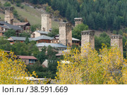 Грузия. Сванетия, Местия. Каменные родовые башни в поселке Местия. Georgia. Svaneti, Mestia. Stone ancestral towers in the village of Mestia. (2015 год). Стоковое фото, фотограф Алексей Смышляев / Фотобанк Лори