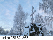 Село Домнино, Сусанинский район Костромской области.Сельский зимний пейзаж, морозные сумерки, крест (2022 год). Стоковое фото, фотограф Наталья Николаева / Фотобанк Лори