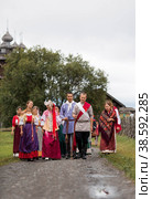 People in Karelian folk costumes in the Museum of Wooden Architecture-Kizhi Nature Reserve. Russia, Republic of Karelia, Kizhi (2014 год). Редакционное фото, фотограф Photojuli / Фотобанк Лори