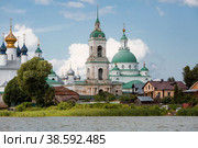 Travel to Russia. Spaso-Yakovlevsky Monastery on a cloudy day. Russia, Rostov Veliky, Yaroslavl region, golden ring. (2018 год). Стоковое фото, фотограф Photojuli / Фотобанк Лори