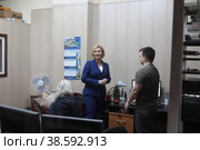 Ведущая Балашиха ТВ Лилия Золотухина в аппаратной телеканала (2022 год). Редакционное фото, фотограф Дмитрий Неумоин / Фотобанк Лори