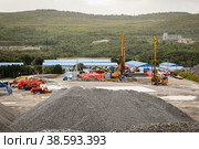 Грузовики возят камень на строительной площадке Новатэк (2022 год). Редакционное фото, фотограф Юлия Юриева / Фотобанк Лори