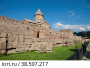 Грузия. Мцхета. Достопримечательность - православный кафедральный собор Светицховели. Georgia. Mtskheta. The attraction is the Orthodox Cathedral of Svetitskhoveli. (2015 год). Стоковое фото, фотограф Алексей Смышляев / Фотобанк Лори