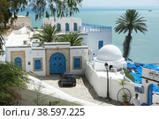 Тунис. Сиди-Бу-Саид. Автомобиль около жилого дома в старом городе. Tunisia. Sidi-Bou-Said. A car near a residential building in the old town. (2011 год). Редакционное фото, фотограф Алексей Смышляев / Фотобанк Лори