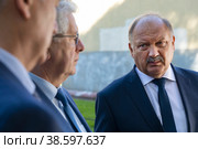 Россия. Санкт-Петербург. Председатель Жилищного комитета Виктор Борщев и вице-губернатор Санкт-Петербурга Николай Бондаренко. Проверка подготовки жилого фонда к отопительному сезону. Russia. Saint-Petersburg. Chairman of the Housing Committee Viktor Borshchev and Vice-Governor of St. Petersburg Nikolai Bondarenko. Checking the preparation of the housing stock for the heating season. (2021 год). Редакционное фото, фотограф Алексей Смышляев / Фотобанк Лори