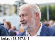 Россия. Санкт-Петербург. Митинг Петербург за Москву. Депутат Законодательного собрания Санкт-Петербурга Михаил Амосов. Russia. Saint-Petersburg. Rally Petersburg for Moscow. Deputy of the Legislative Assembly of St. Petersburg Mikhail Amosov. (2019 год). Редакционное фото, фотограф Алексей Смышляев / Фотобанк Лори