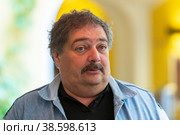 Россия. Санкт-Петербург. Писатель Дмитрий Быков. Дмитрий Быков на мероприятии «Дилетантские чтения» в отеле «Гельвеция». Russia. Saint-Petersburg. Russian writer Dmitry Bykov. Portrait of publicist and teacher Dmitry Bykov. (2021 год). Редакционное фото, фотограф Алексей Смышляев / Фотобанк Лори