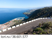 Hairpin narrow road leading down to ocean coast. Garachico is an ancient and the most visited town on the north of island of Tenerife. Canary, Spain (2016 год). Стоковое фото, фотограф Кекяляйнен Андрей / Фотобанк Лори