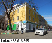 Трёхэтажный трёхподъездный кирпичный дом, ранее жилой. Построен в 1949 году. 9-я Парковая улица, 27. Район Измайлово. Город Москва (2022 год). Редакционное фото, фотограф lana1501 / Фотобанк Лори