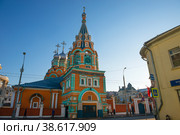 Церковь святого Григория Неокесарийского в Дарбице. Ярко-красно-зеленое святилище в центре города Москва.  Улица Большая Полянка, 29А (2020 год). Редакционное фото, фотограф Pukhov K / Фотобанк Лори