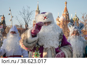 Удмурдский Дед Мороз (Тол Бабай) на фоне храма Василия Блаженного в парке Зарядье города Москвы, Россия (2023 год). Редакционное фото, фотограф Николай Винокуров / Фотобанк Лори