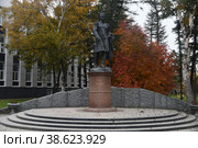 Памятник Геннадию Ивановичу Невельскому в Южно-Сахалинске (2022 год). Стоковое фото, фотограф syngach / Фотобанк Лори