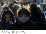 Люди идут по улице во время аномально сильных морозов в городе Москве, Россия. Дневная температура воздуха достигла -22 градуса цельсия (2023 год). Редакционное фото, фотограф Николай Винокуров / Фотобанк Лори