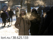 Люди идут по улице во время аномально сильных морозов в городе Москве, Россия. Дневная температура воздуха достигла -22 градуса цельсия (2023 год). Редакционное фото, фотограф Николай Винокуров / Фотобанк Лори