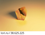 Крупный план, зеркальный многогранник, кристалл, стеклянный предмет на светлом фоне, игра света, преломление и отражение. Стоковое фото, фотограф Андрей Цыганков / Фотобанк Лори
