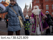 Удмурдский Дед Мороз (Тол Бабай) водит хоровод с детьми и взрослыми на Манежной площади города Москвы, Россия (2023 год). Редакционное фото, фотограф Николай Винокуров / Фотобанк Лори