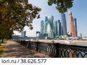 Вид на Московский международный деловой центр с набережной Тараса Шевченко в солнечный осенний день, Москва, Россия (2018 год). Редакционное фото, фотограф Наталья Волкова / Фотобанк Лори
