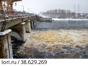 Водосбросная плотина Иваньковской ГЭС зимним морозным днем. Дубна, Россия. Стоковое фото, фотограф Pukhov K / Фотобанк Лори