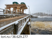 Водосбросная плотина Иваньковской ГЭС зимним морозным днем. Дубна, Россия. Стоковое фото, фотограф Pukhov K / Фотобанк Лори