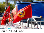 VOLGOGRAD, RUSSIA - April 17, 2021: Sale of Soviet and Russian red flags on the city street in summer. Редакционное фото, фотограф Владимир Арсентьев / Фотобанк Лори