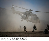 Военный вертолёт взлетает. Стоковое фото, фотограф Виталий Михайлюк / Фотобанк Лори