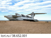 Заброшенный советский ракетный корабль-экраноплан проекта 903 «Лунь» на берегу Каспийского моря сентябрьским облачным вечером. Окрестности Дербента, Дагестан (2021 год). Редакционное фото, фотограф Виктор Карасев / Фотобанк Лори
