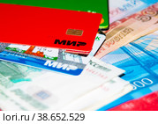 Банковские карты с платёжной системой «Мир» на российских деньгах (2023 год). Редакционное фото, фотограф Татьяна Шикова / Фотобанк Лори