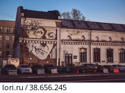 Портрет(граффити) немецкого писателя Германа Гессе на фасаде здания в Хамовниках в Москве (2015 год). Редакционное фото, фотограф Оксана / Фотобанк Лори