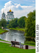 Pskov, view of Trinity Cathedral from Park Kuopio on  banks of  river Pskova (2019 год). Редакционное фото, фотограф Ольга Остроухова / Фотобанк Лори