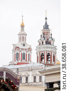 The bell tower of the Zaikonospassky Monastery on Nikolskaya Street (2023 год). Редакционное фото, фотограф Photojuli / Фотобанк Лори