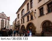 People near Hofbräuhaus in Munich (2011 год). Редакционное фото, фотограф Юлия Бабкина / Фотобанк Лори