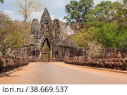 South gate of the ancient city of Angkor Thom with stone statues on the bridge, Cambodia (2013 год). Стоковое фото, фотограф Юлия Бабкина / Фотобанк Лори