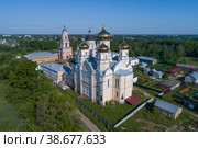 Церковь Андрониковой иконы Божией Матери в Казанском монастыре солнечным июльским днем. Вышний Волочек, Россия (2021 год). Стоковое фото, фотограф Виктор Карасев / Фотобанк Лори